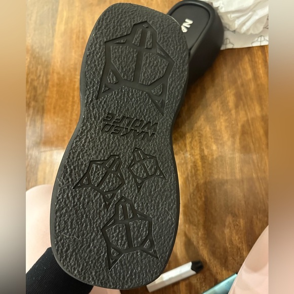 Naked Wolfe slides "The Destiny" new in box. Size 10. - Picture 3 of 7
